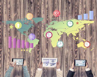 Ellerinde cihazlar bulunan üç kişilik bir grup iletişim ve ağ oluşturma sembolü olarak birlikte çalışıyor.