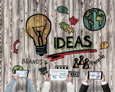 Ellerinde cihazlar bulunan üç kişilik bir grup iletişim ve ağ oluşturma sembolü olarak birlikte çalışıyor.