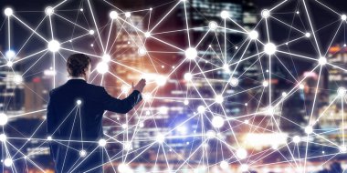 İşadamı gece cityscape sosyal bağlantı medya kavramı ile çalışma karşı arkadan görünüm