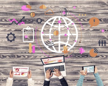 Ellerinde cihazlar bulunan üç kişilik bir grup iletişim ve ağ oluşturma sembolü olarak birlikte çalışıyor.