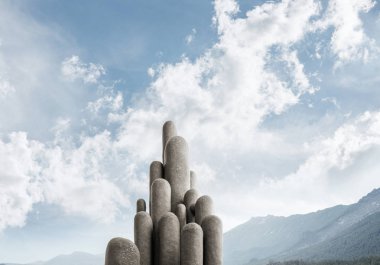 Açık havada, arka planda güzel manzaralı yüksek ve büyük taş sütunların görüntüsü. Duvar kağıdı, telif alanı olan arkaplan.