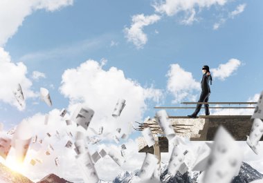 Kağıtları kocaman bir boşluk ile beton köprü üzerinde gizli tehditler ve riskler sembolü olarak uçan arasında blindfolded yürüyüş iş adamı. Hava ve doğa arka planda görüntüleyin. 3D render.