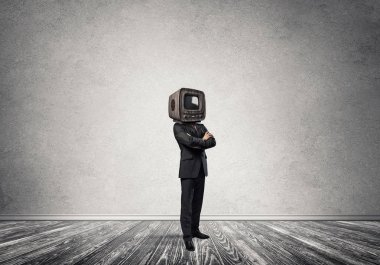 Arka plan üzerinde duran gri Duvar ile boş oda içinde iş başına silah tutmak yerine eski bir Tv ile takım elbiseli adamı geçti.