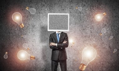 Takım monitör kafa kol kesimine uçan arasında duran geçti tutmak yerine ve zemin üzerine koyu gri Duvar ile işadamı.