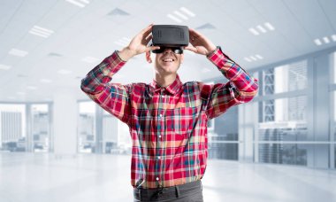 Sanal gerçeklik kulaklık veya 3d gözlük odasında oyun oynama ile genç adam