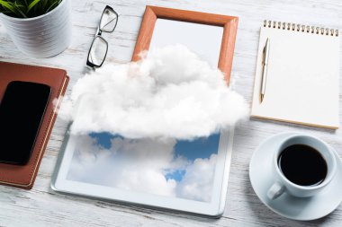 Üstten Görünüm başı işleri ve hala office yaşam sunma üstünde bulut ile modern çalışma alanı'nın. Karışık teknik.