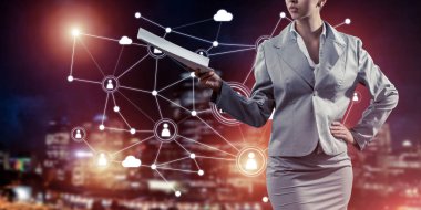 Elinde kağıtlar, arka planında da bağlantı hatları tutan iş kadınının kapatılması