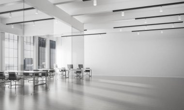 Pencereleri ve işyerleri olan modern, boş, zarif bir ofis. Karışık ortam