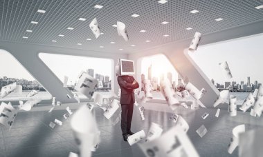 İş yerine silah tutmak kafa İzleyicisi ile takım elbiseli adamı duran kağıtları ofis binası içinde uçan arasında geçti. 3D render.