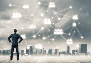 Modern şehir manzarası ve bağlantı konseptine bakan işadamlarının arka planı