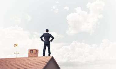 Genç ile evin çatısında duran ve uzak arıyor işadamı belirledi. Karışık teknik