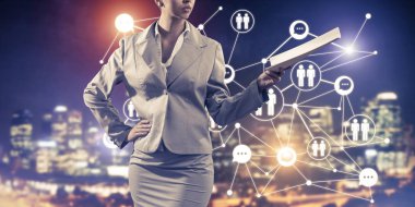 Elinde kağıtlar, arka planında da bağlantı hatları tutan iş kadınının kapatılması