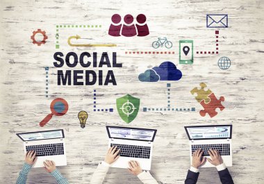 Ellerinde cihazlar bulunan üç kişilik bir grup iletişim ve ağ oluşturma sembolü olarak birlikte çalışıyor.