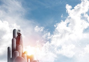 İşadamı kafasına silah tutmak yerine İzleyicisi ile takım elbiseli güzel manzara ile taş sütunlar tepesinde dururken arka plan üzerinde çarpı işareti.