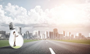 Ampul asfalt yolda içinde hapsolmuş genç iş kadını