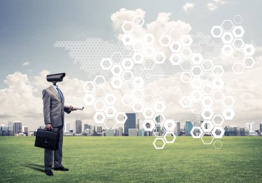 Ekranda baş ve medya arayüzü yerine kamerayla şık bir iş adamı