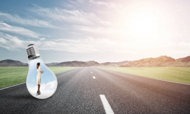 Ampul asfalt yolda içinde hapsolmuş genç iş kadını