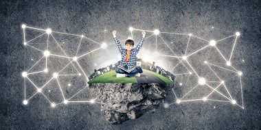 Bağlantı konsepti yüzen ada ve üzerinde kitap oturan mutlu çocuk