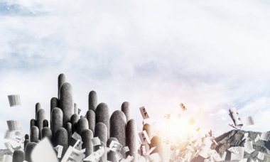 Açık havada güzel manzara ile kağıtları arka plan üzerinde uçan arasında yer alan yüksek ve büyük taş sütunlar görüntüsü. Duvar kağıdı, zemin ile boşaltmak.