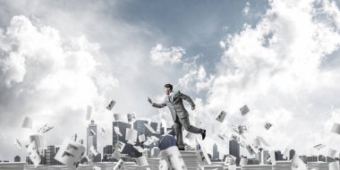 Takım elbise ile telefonu elinde kağıt belgeleri Clear sky ile arka plan üzerinde uçan arasında çalışan iş adamı. Karışık teknik.