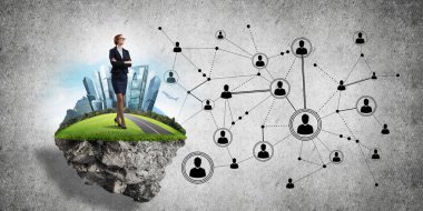 Uçan yeşil adada beton zeminde zarif bir iş kadını.