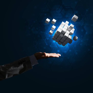 Küp şekil yenilik, karışık teknik sembolü olarak tutan işadamı el ile kapatın