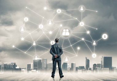 Modern şehir manzarası ve bağlantı konseptine bakan işadamlarının arka planı