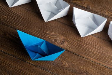Tahta masadaki origami tekneleri.