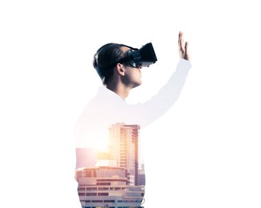 Sanal gerçeklik kulaklığı olan genç bir adam ya da şehrin arka planında 3 boyutlu gözlüklü.