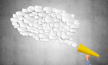 Duyuru kağıt trompet yapma adamın kapatın