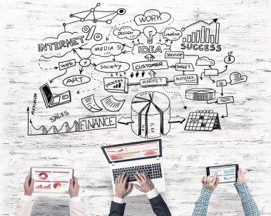 Ellerinde cihazlar bulunan üç kişilik bir grup iletişim ve ağ oluşturma sembolü olarak birlikte çalışıyor.