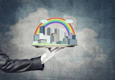 Garson, kentsel inşaat numunesinde sunum yapıyor.