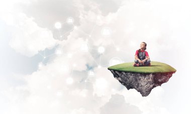 Yüzen adada tatlı bir gülümseme sunan sosyal bağlantı konsepti