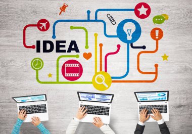 Ellerinde cihazlar bulunan üç kişilik bir grup iletişim ve ağ oluşturma sembolü olarak birlikte çalışıyor.