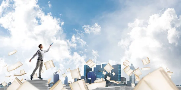 Homem Uso Casual Mantendo Mão Com Livro Entre Livros Voadores — Fotografia de Stock