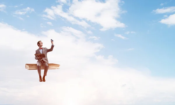 Hombre Divertido Gafas Rojas Traje Sentado Libro Lectura — Foto de Stock