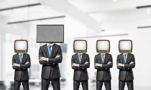 商人在西装与老电视 而不是他们的头保持双臂交叉 而站在一排 一个在头部与电视内部办公楼 — 图库照片