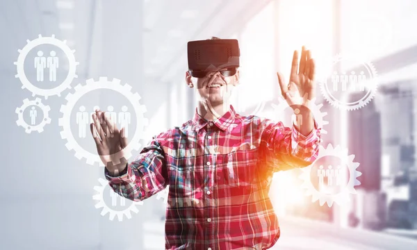 Hombre Joven Con Auriculares Realidad Virtual Gafas Sobre Fondo Conexión —  Fotos de Stock