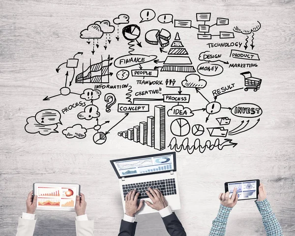 Ellerinde cihazlar bulunan üç kişilik bir grup iletişim ve ağ oluşturma sembolü olarak birlikte çalışıyor.