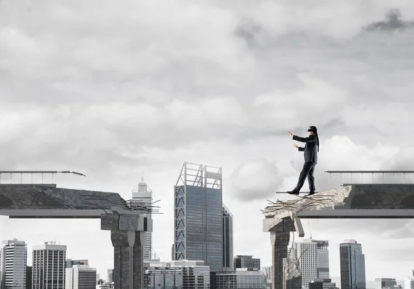 Uomo Affari Che Cammina Bendato Ponte Cemento Con Enorme Divario — Foto Stock