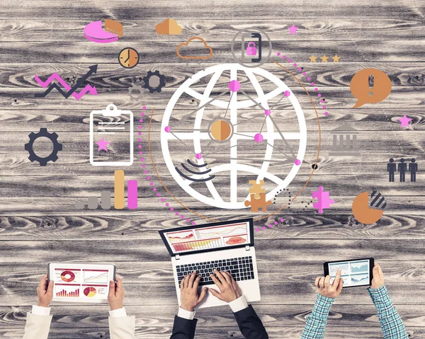 Ellerinde cihazlar bulunan üç kişilik bir grup iletişim ve ağ oluşturma sembolü olarak birlikte çalışıyor.