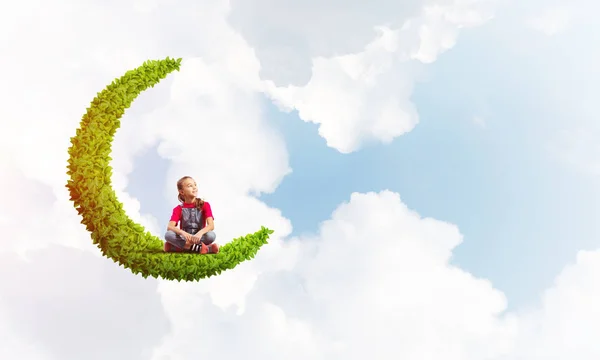 かわいい子供の日の空に浮かぶ緑の月騎乗 — ストック写真