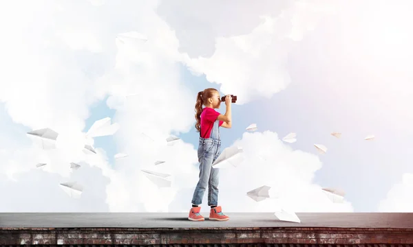 Menina Bonito Idade Escolar Construção Telhado Olhando Binóculos — Fotografia de Stock