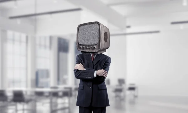 代わりに事務所の建物の中に立っている間 腕組みを維持する頭の古いテレビとスーツのビジネスマンの画像をトリミング — ストック写真