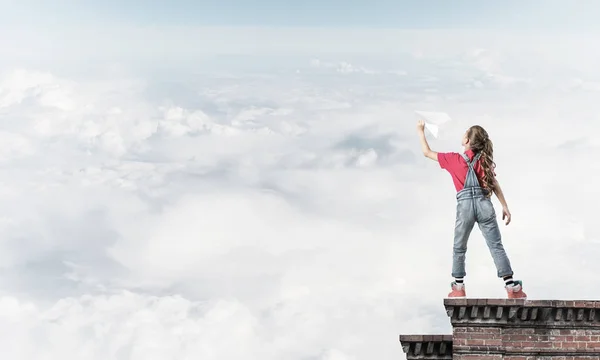 Menina Criança Feliz Bonito Topo Construção Jogando Com Avião Papel — Fotografia de Stock