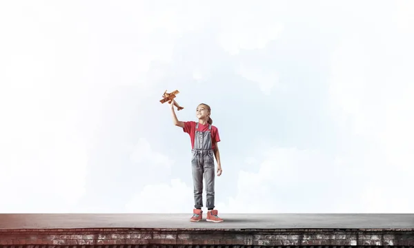 Menina Criança Feliz Bonito Topo Construção Jogando Com Modelo Avião — Fotografia de Stock
