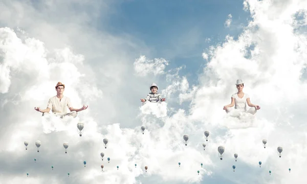 空を背景に曇った空を背景に空を飛ぶ航空機の間で瞑想しながら 目を閉じて集中して見ている若い家族 — ストック写真