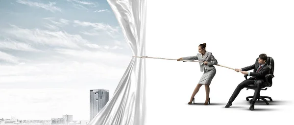 Dos Empresarios Tirando Tela Blanca Blanco Con Cuerda — Foto de Stock