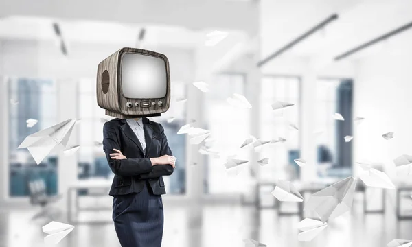 Abgeschnittenes Bild Einer Geschäftsfrau Anzug Mit Altem Fernseher Statt Kopf — Stockfoto
