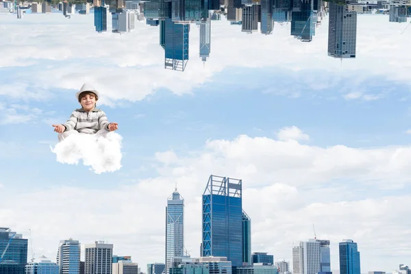 Молодий Хлопчик Тримає Очі Закритими Зосередженими Роздумуючи Над Хмарою Повітрі — стокове фото